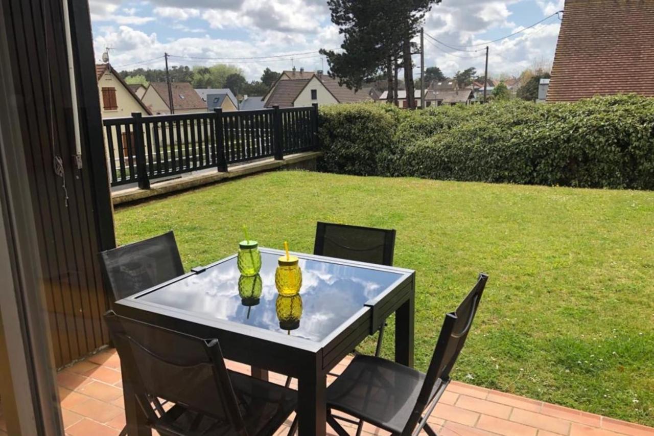 Beautiful Apartment With Gardenlk Cabourg Esterno foto