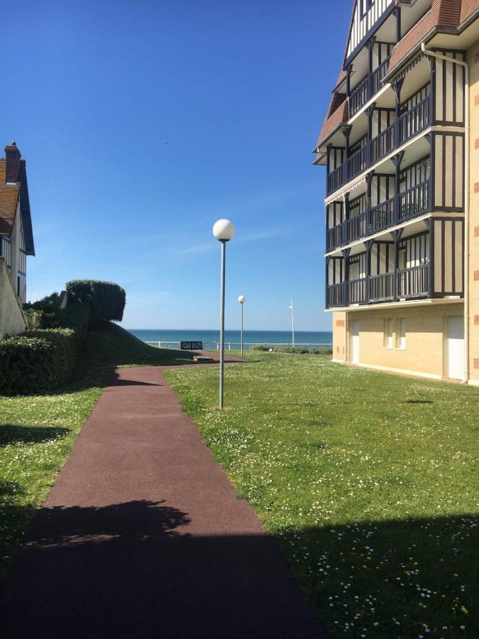 Beautiful Apartment With Gardenlk Cabourg Esterno foto