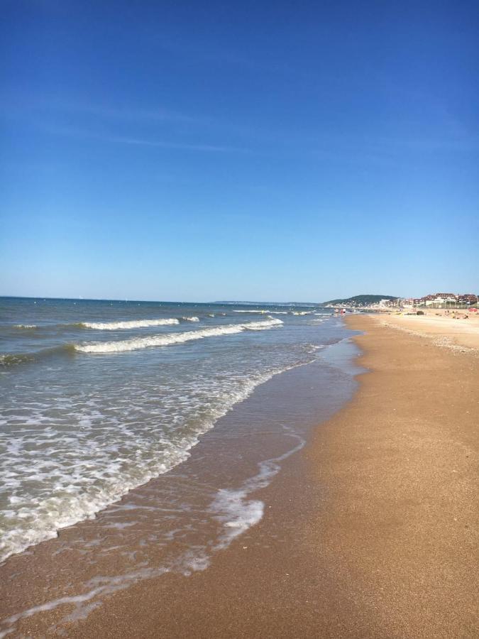 Beautiful Apartment With Gardenlk Cabourg Esterno foto